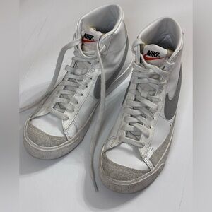 7Y |WOMEN'S NIKE BLAZER MID 77 SE
DH8640-102 WHITE WITH SILVER CHECK